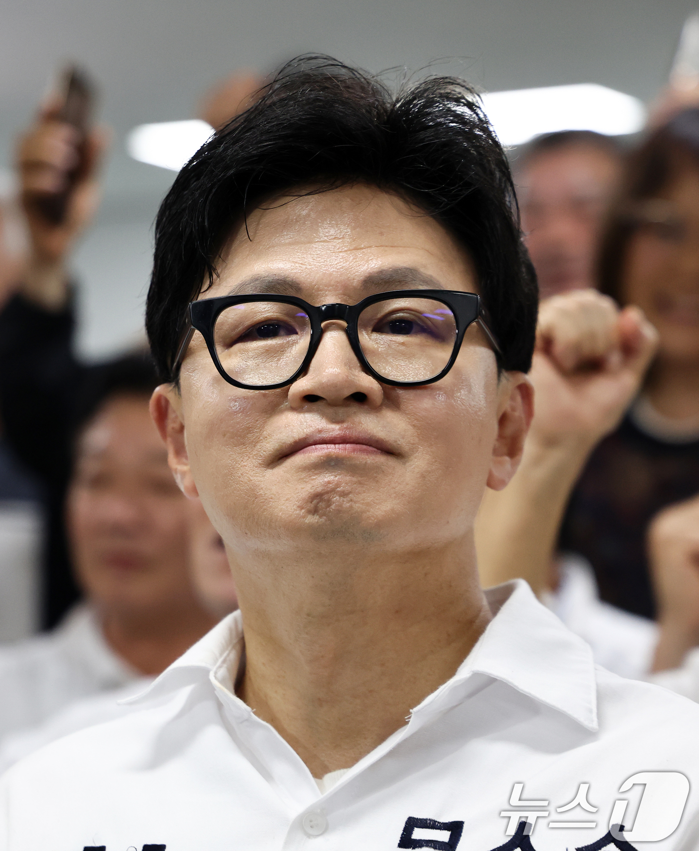 (부산=뉴스1) 최지환 기자 = 한동훈 무소속 부산 북구갑 국회의원 후보가 3일 오후 부산 북구 선거사무소에서 출구조사 결과 발표를 지켜보고 있다. 2026.6.3/뉴스1