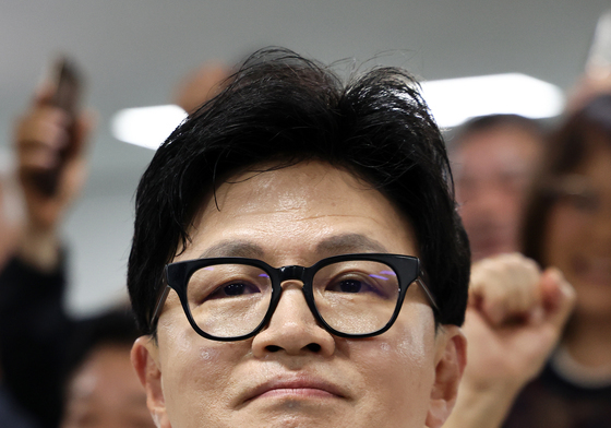 환호 속 출구조사 결과 지켜보는 한동훈 후보