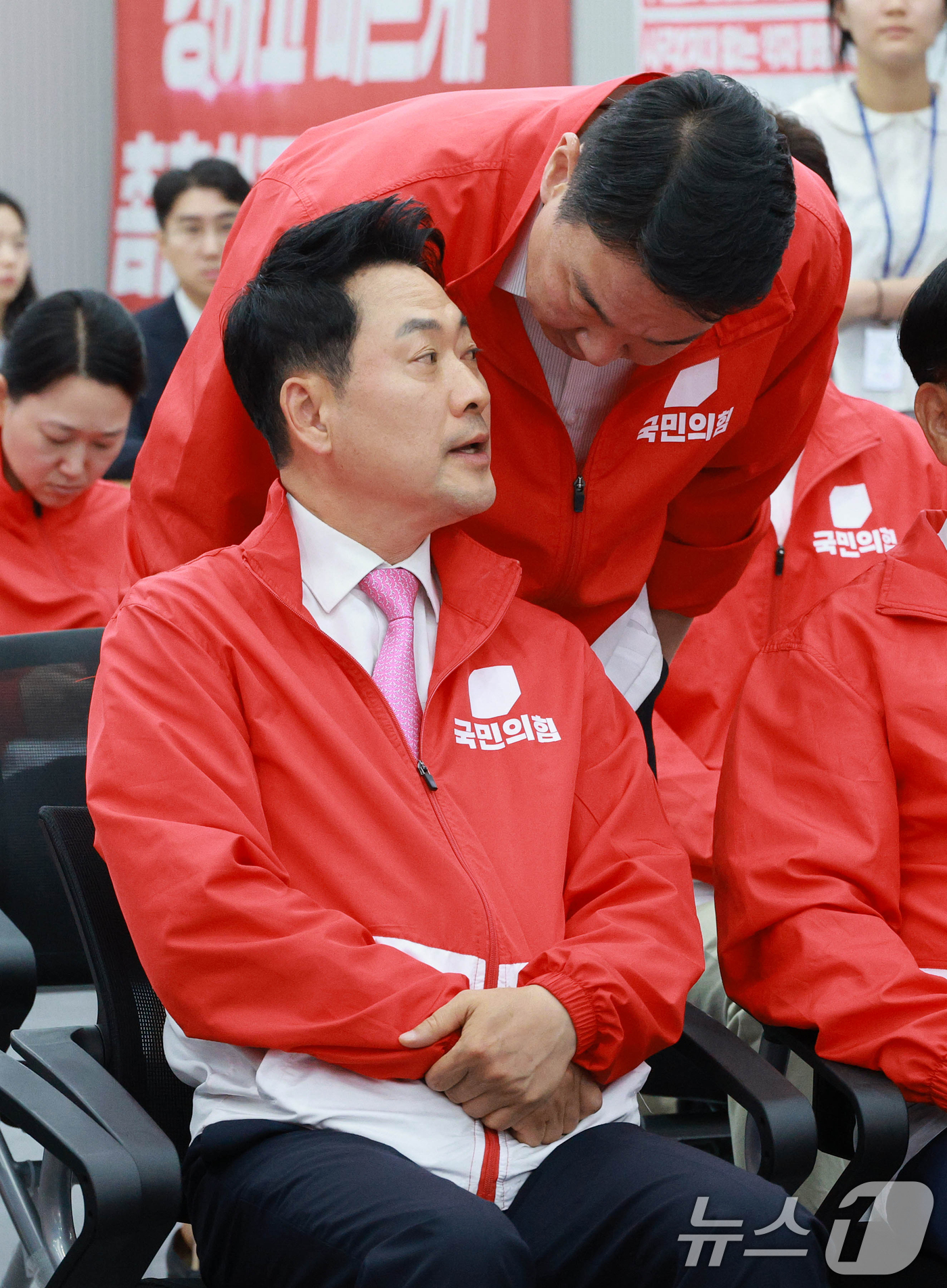 (서울=뉴스1) 국회사진기자단 = 장동혁 국민의힘 대표를 비롯한 지도부 및 의원, 당직자들이 3일 오후 서울 여의도 중앙당사에 마련된 개표상황실에서 지방선거 및 국회의원 보궐선거 …