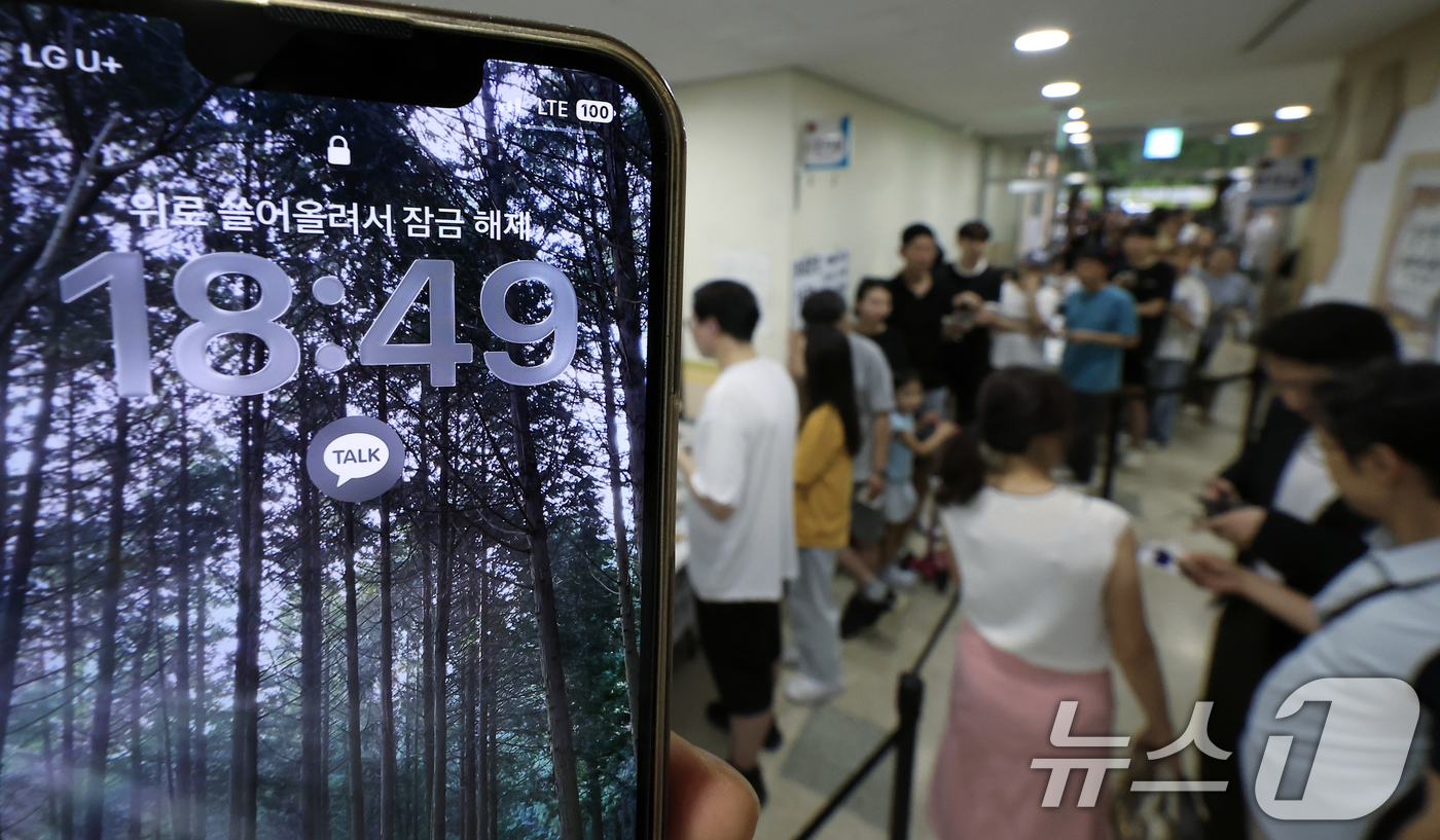 (서울=뉴스1) 박정호 기자 = 제9회 전국동시지방선거일인 3일 서울시 송파구 잠일초등학교에 마련된 잠실2동 제6투표소에서 투표용지 부족 상황으로 인해 유권자들이 오후 6시를 넘겨 …
