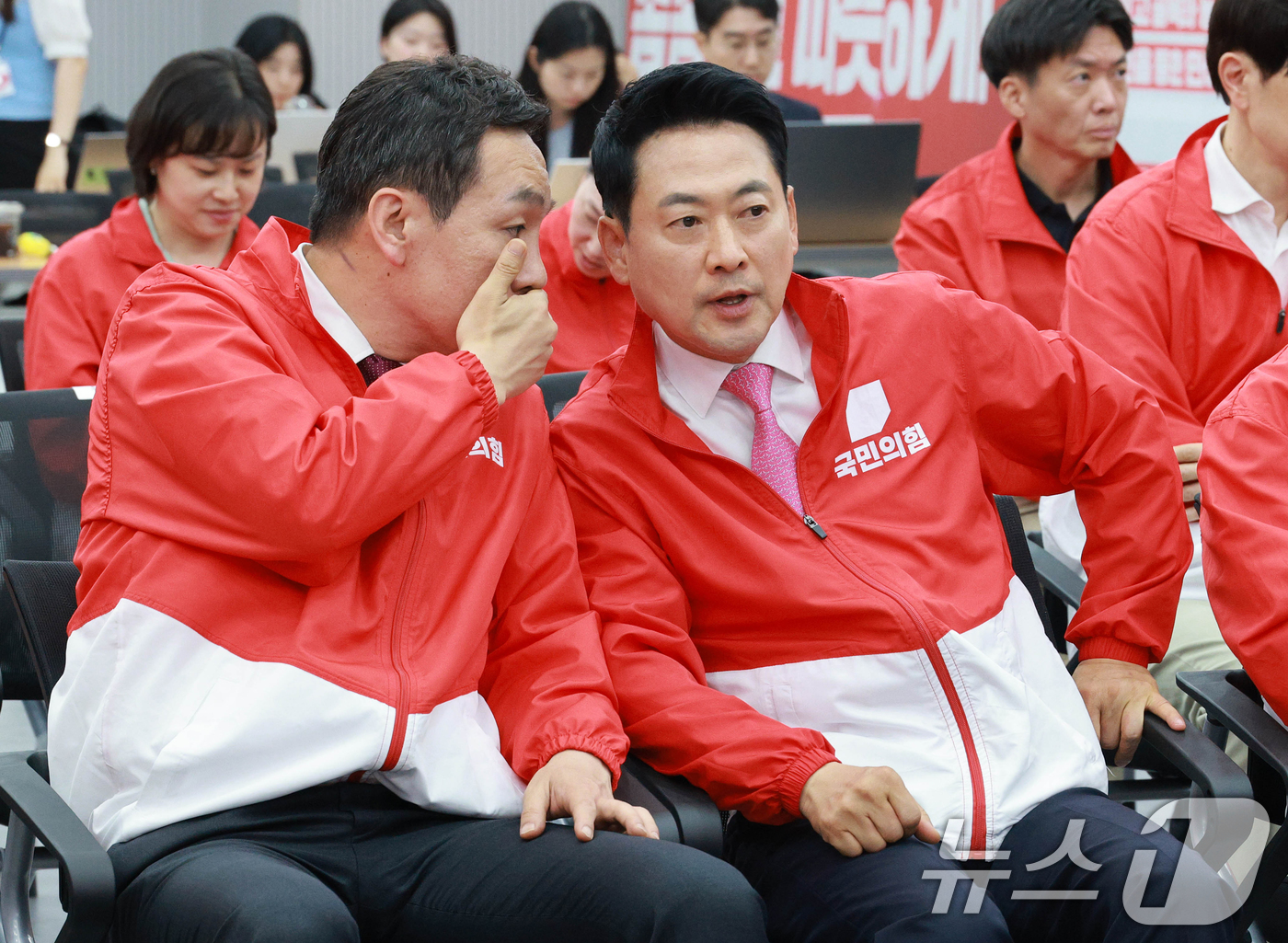 (서울=뉴스1) 국회사진기자단 = 장동혁 국민의힘 대표와 김민수 최고위원이 3일 오후 서울 여의도 중앙당사에 마련된 개표상황실에서 지방선거 및 국회의원 보궐선거 출구조사 방송을 지 …