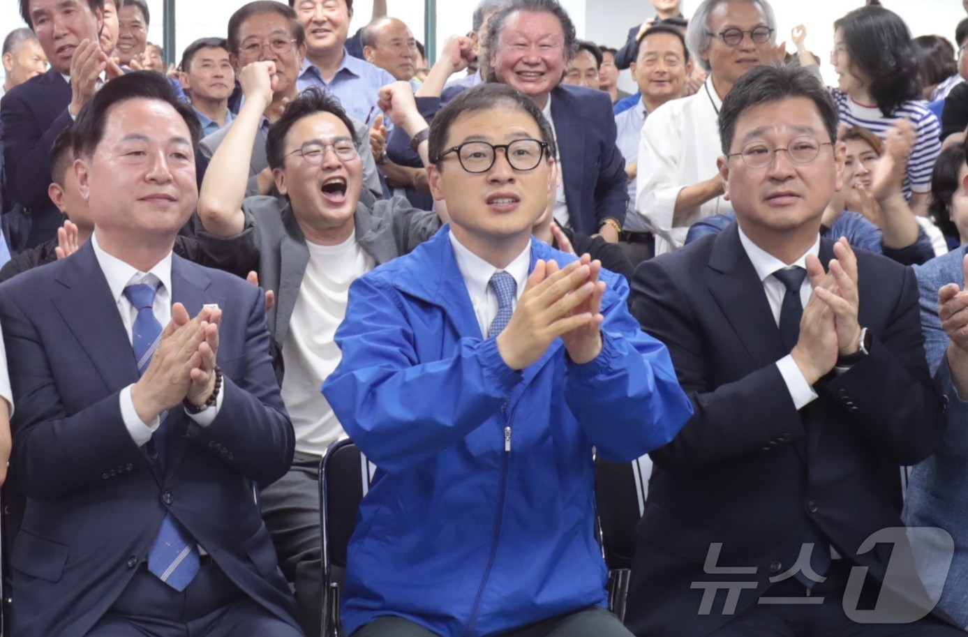 (울산=뉴스1) 김세은 기자 = 김상욱 더불어민주당 울산시장 후보가 3일 울산 남구 선거사무소에서 지지자들과 출구조사 결과를 보고 있다. 2026.6.3/뉴스1