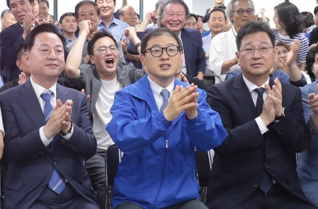 출구조사 결과 보는 김상욱 울산시장 후보