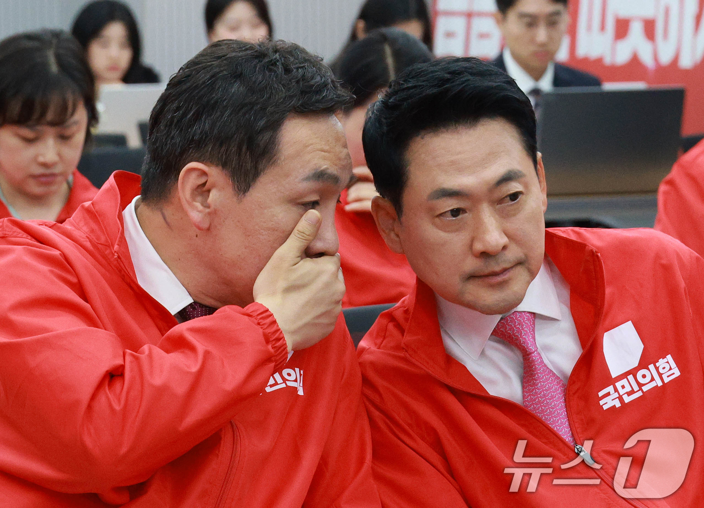 (서울=뉴스1) 국회사진기자단 = 장동혁 국민의힘 대표와 김민수 최고위원이 3일 오후 서울 여의도 중앙당사에 마련된 개표상황실에서 지방선거 및 국회의원 보궐선거 출구조사 방송을 지 …
