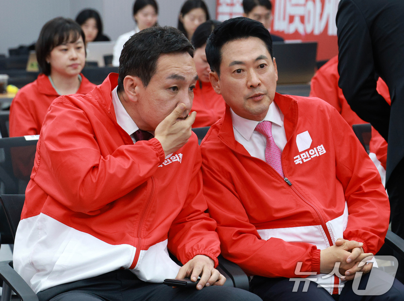 (서울=뉴스1) 국회사진기자단 = 장동혁 국민의힘 대표와 김민수 최고위원이 3일 오후 서울 여의도 중앙당사에 마련된 개표상황실에서 지방선거 및 국회의원 보궐선거 출구조사 방송을 지 …