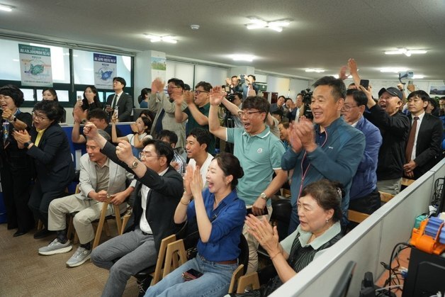 하정우 후보 출구조사 우세에 캠프 환호…"하정우" 연호도