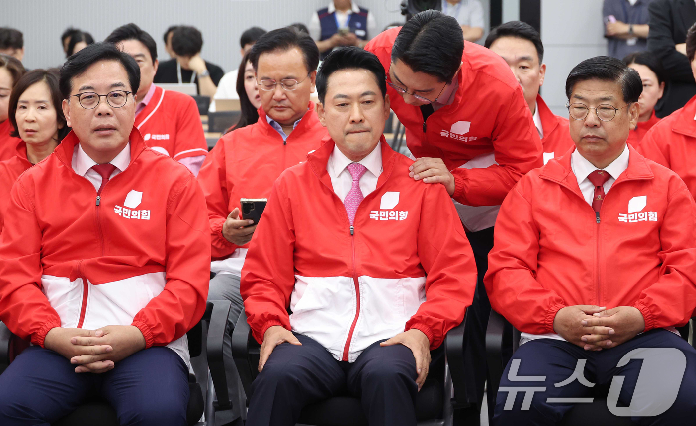 (서울=뉴스1) 국회사진기자단 = 장동혁 국민의힘 대표가 3일 오후 서울 여의도 중앙당사에 마련된 개표상황실에서 지방선거 및 국회의원 보궐선거 출구조사 방송을 지켜보고 있다. 20 …