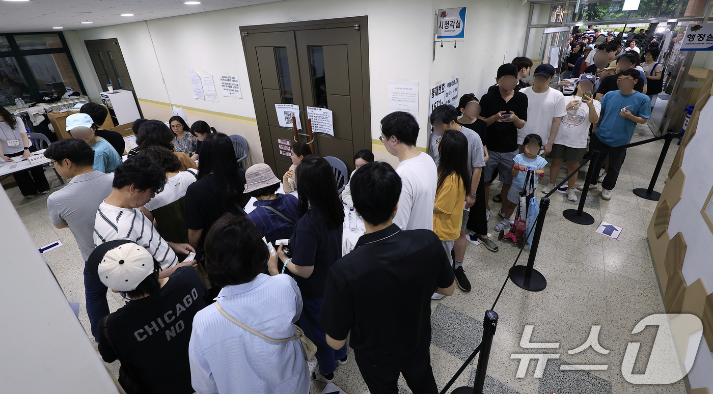 (서울=뉴스1) 박정호 기자 = 제9회 전국동시지방선거일인 3일 서울시 송파구 잠일초등학교에 마련된 잠실2동 제6투표소에서 투표용지 부족 상황으로 인해 유권자들이 오후 6시를 넘겨 …
