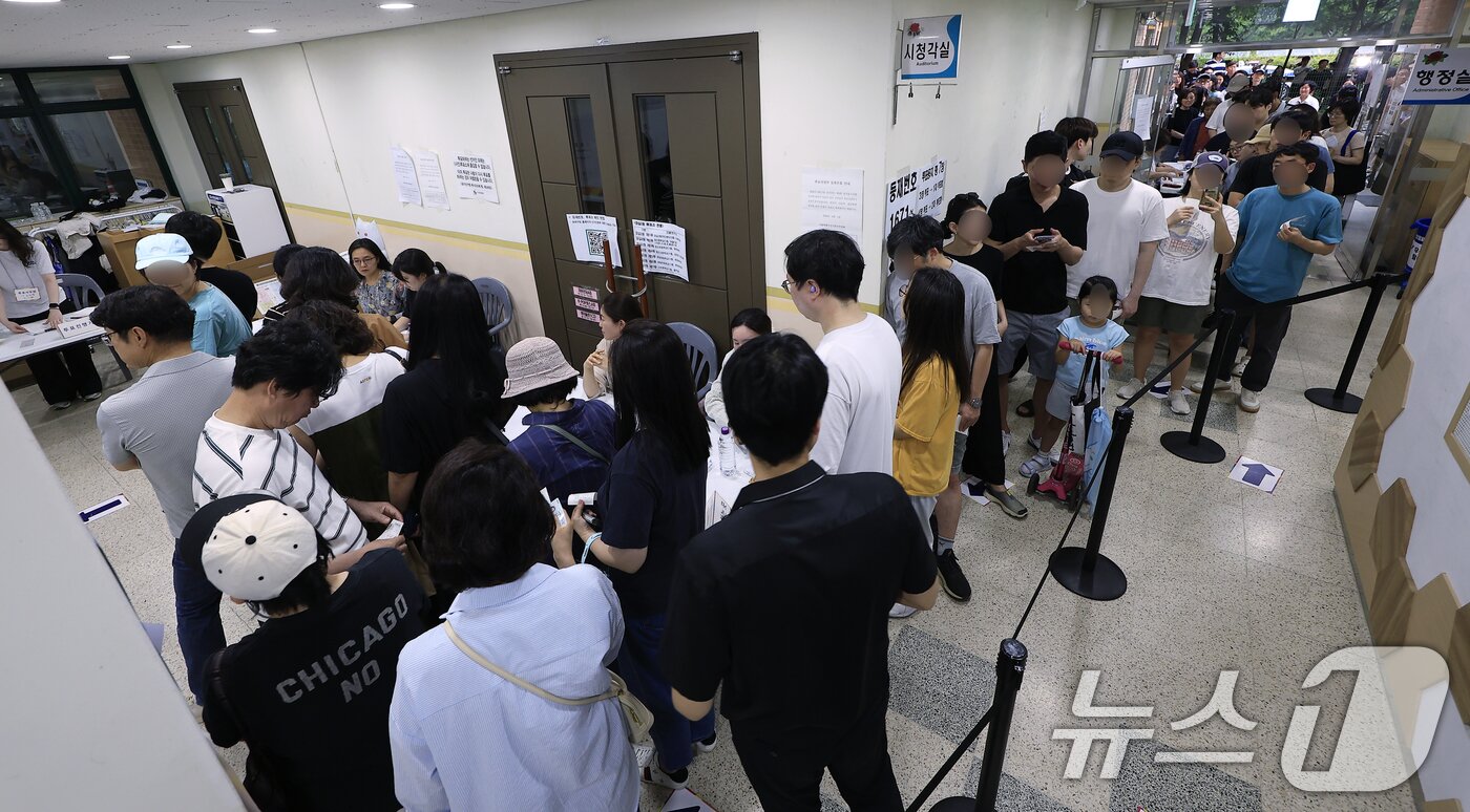 본문 이미지 - 제9회 전국동시지방선거일인 3일 서울시 송파구 잠일초등학교에 마련된 잠실2동 제6투표소에서 투표용지 부족 상황으로 인해 유권자들이 오후 6시를 넘겨 투표를 하고 있다. 2026.6.3 ⓒ 뉴스1 박정호 기자