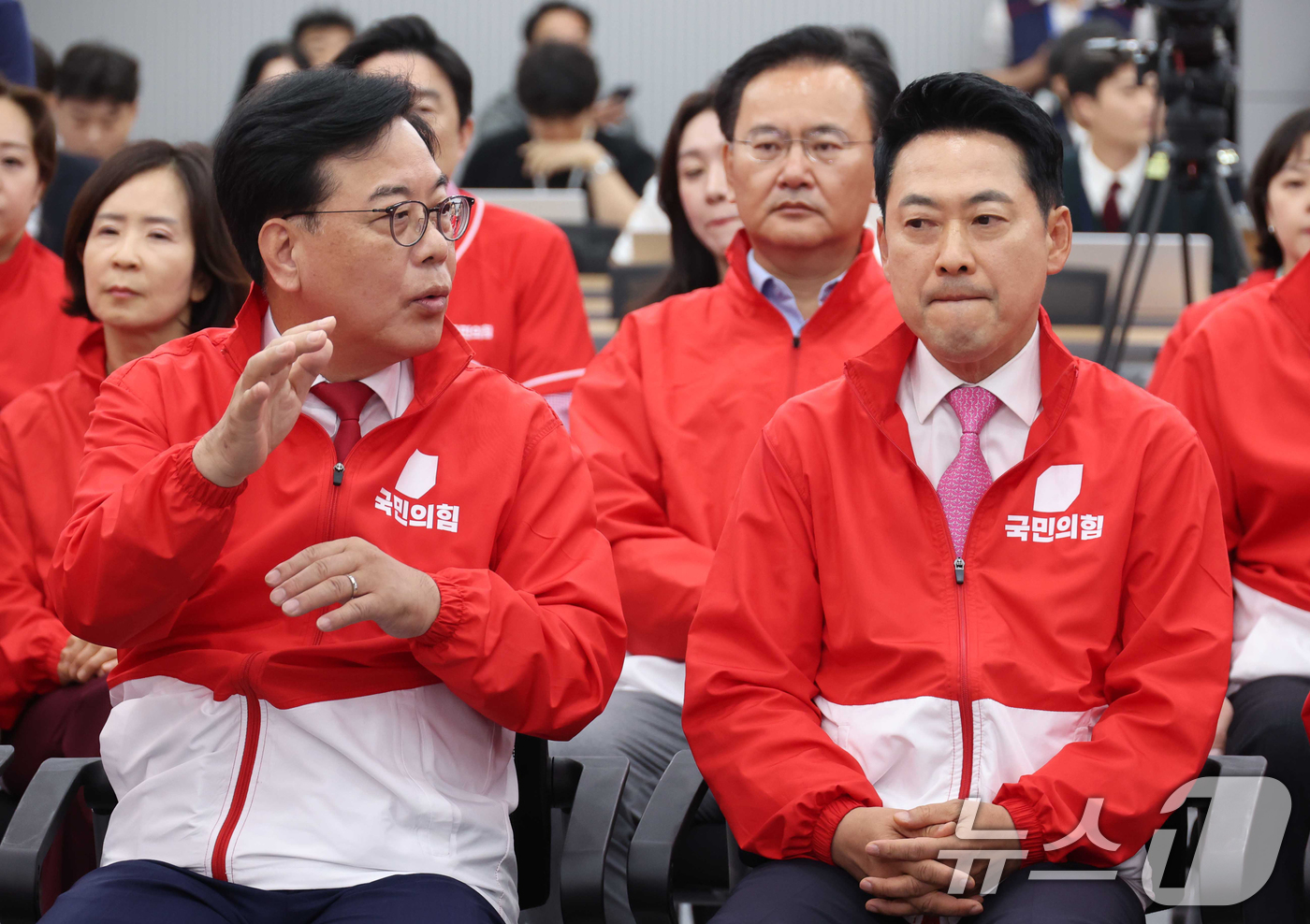 (서울=뉴스1) 국회사진기자단 = 장동혁 국민의힘 대표와 송언석 원내대표가 3일 오후 서울 여의도 중앙당사에서 6·3 지방선거와 재보궐선거 출구조사 결과 방송을 보며 대화를 하고 …