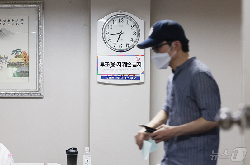 (서울=뉴스1)  = 6·3 지방선거 본투표일인 3일 투표용지 부족 사태가 발생한 서울 송파구 가락쌍용 아파트 단지 내에 마련된 가락2동 제3, 7투표소를 찾은 유권자가 투표 종료 …