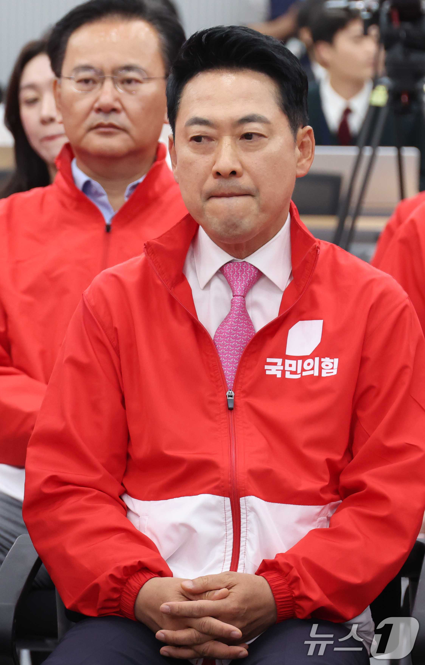 (서울=뉴스1) 국회사진기자단 = 장동혁 국민의힘 대표가 3일 오후 서울 여의도 중앙당사에 마련된 개표상황실에서 지방선거 및 국회의원 보궐선거 출구조사 방송을 지켜보고 있다. 20 …