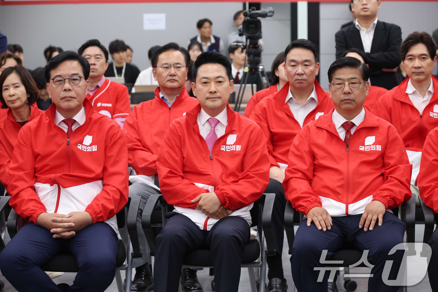 (서울=뉴스1) 국회사진기자단 = 장동혁 국민의힘 대표가 3일 오후 서울 여의도 중앙당사에 마련된 개표상황실에서 지방선거 및 국회의원 보궐선거 출구조사 방송을 지켜보고 있다. 20 …