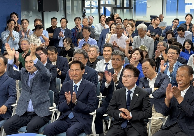출구 조사 지켜보는 우상호 강원도지사 후보