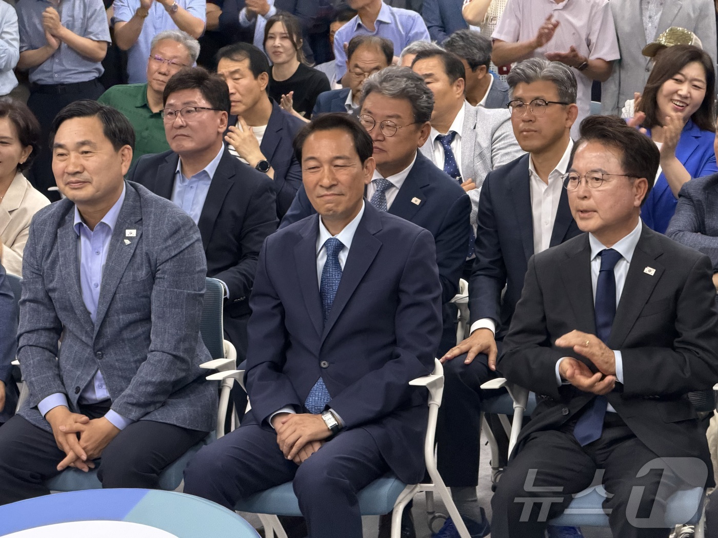 (강원=뉴스1) 한귀섭 기자 = 우상호 더불어민주당 강원도지사 후보가 3일 오후 강원 춘천 퇴계동에 있는 더불어민주당 강원도당에서 육동한 춘천시장 후보, 최문순 전 도지사 등과 함 …