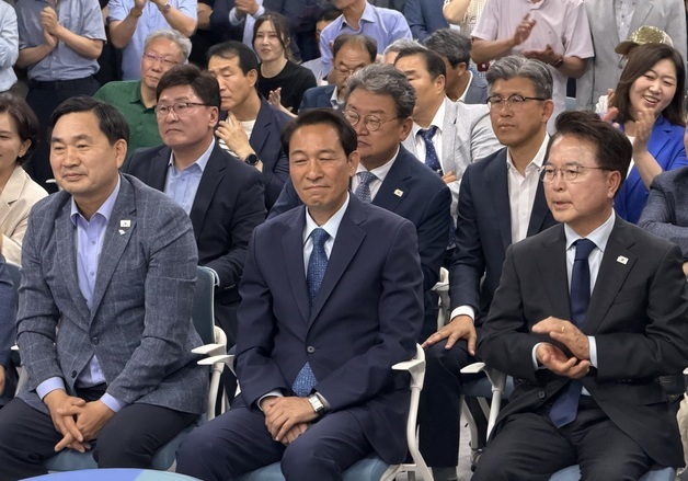 출구 조사 지켜보는 우상호 강원도지사 후보
