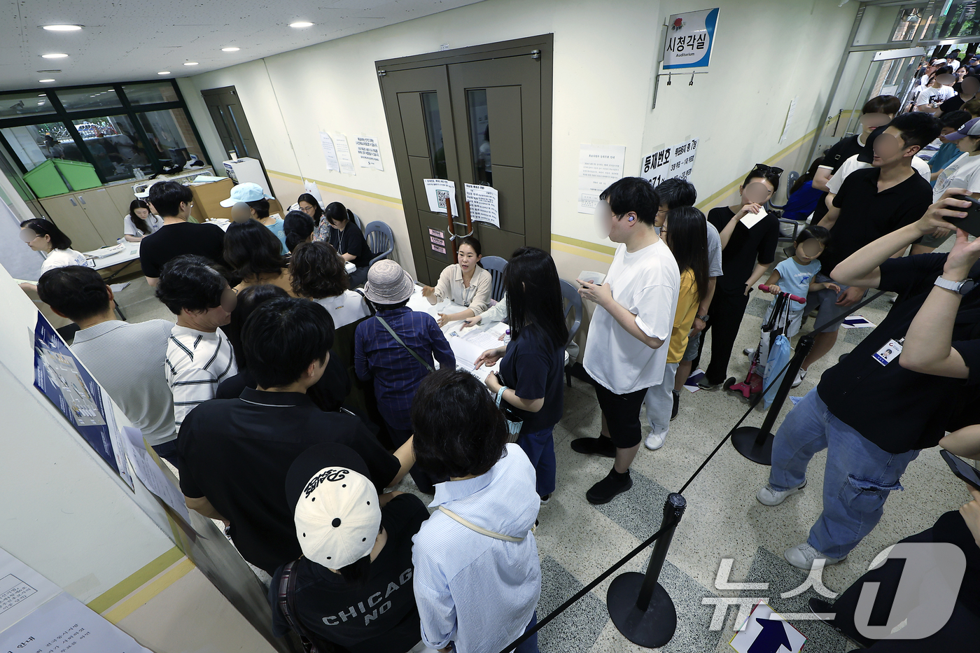 (서울=뉴스1) 박정호 기자 = 제9회 전국동시지방선거일인 3일 서울시 송파구 잠일초등학교에 마련된 잠실2동 제6투표소에서 투표용지 부족 상황으로 인해 유권자들이 오후 6시를 넘겨 …