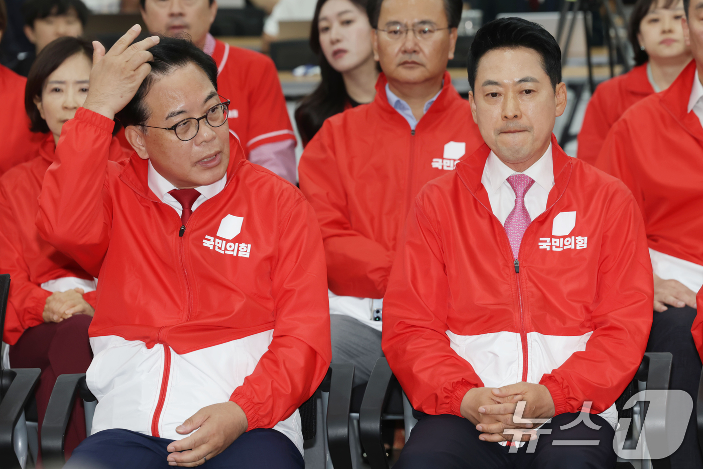(서울=뉴스1) 국회사진기자단 = 장동혁 국민의힘 대표가 3일 오후 서울 여의도 중앙당사에 마련된 개표상황실에서 지방선거 및 국회의원 보궐선거 출구조사 방송을 지켜보고 있다.  2 …