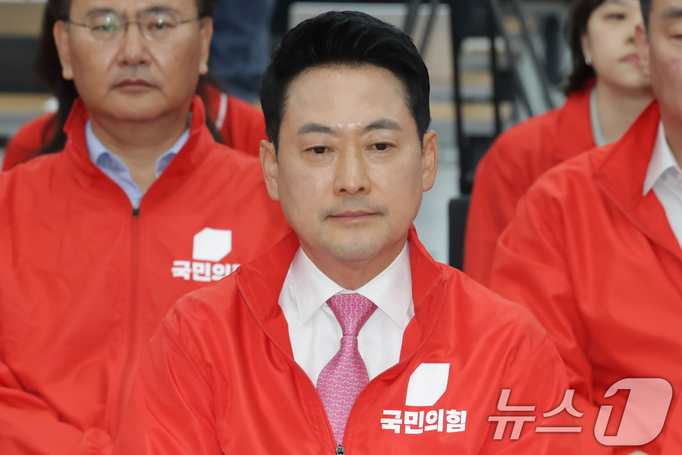 (서울=뉴스1) 국회사진기자단 = 장동혁 국민의힘 대표가 3일 오후 서울 여의도 중앙당사에 마련된 개표상황실에서 지방선거 및 국회의원 보궐선거 출구조사 방송을 지켜보고 있다.  2 …