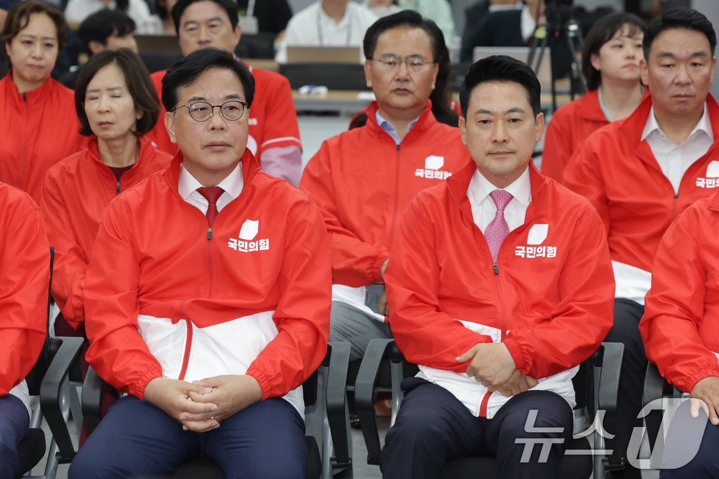 (서울=뉴스1) 국회사진기자단 = 장동혁 국민의힘 대표를 비롯한 지도부 및 의원, 당직자들이 3일 오후 서울 여의도 중앙당사에 마련된 개표상황실에서 지방선거 및 국회의원 보궐선거 …