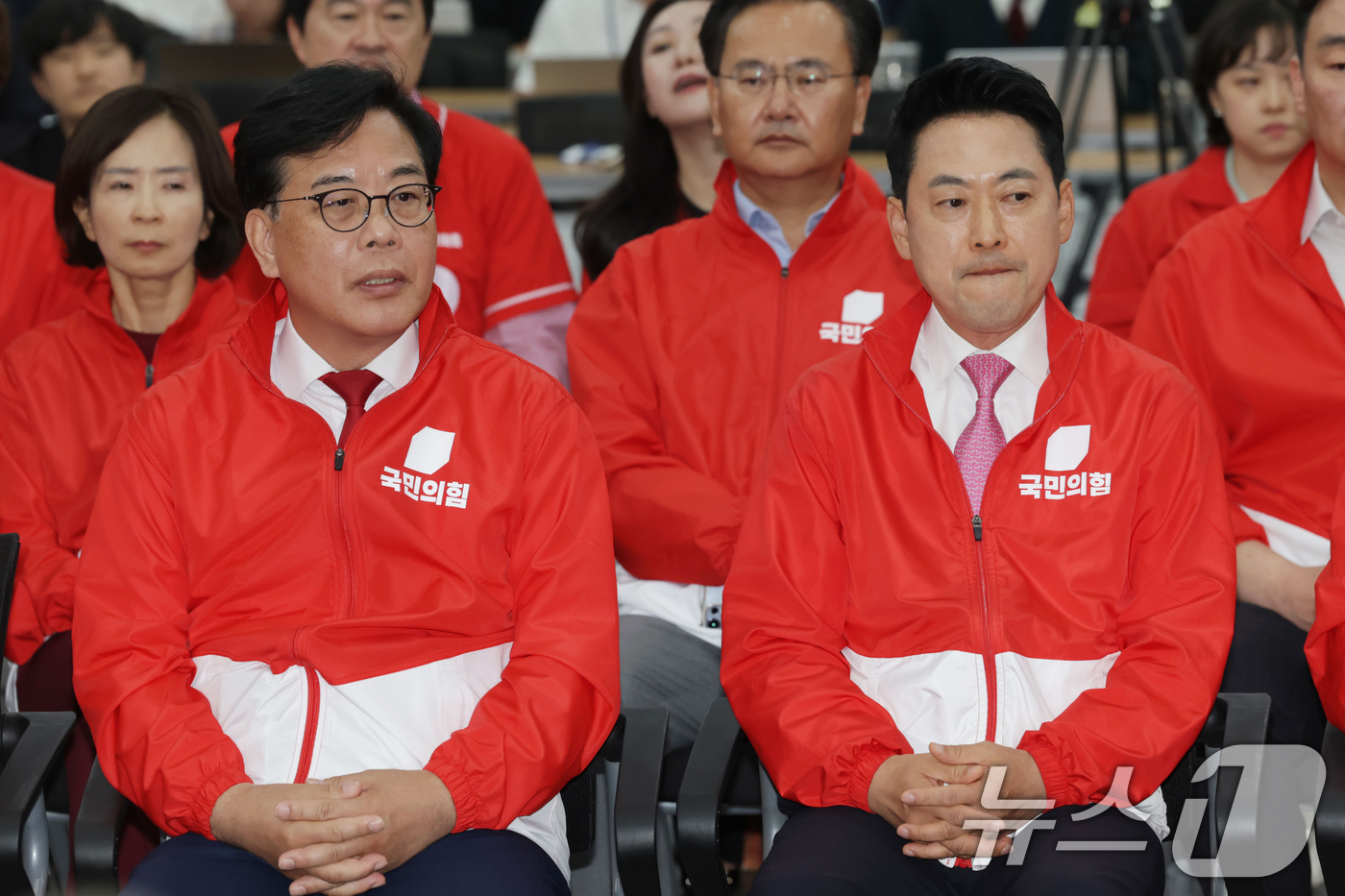(서울=뉴스1) 국회사진기자단 = 장동혁 국민의힘 대표를 비롯한 지도부 및 의원, 당직자들이 3일 오후 서울 여의도 중앙당사에 마련된 개표상황실에서 지방선거 및 국회의원 보궐선거 …