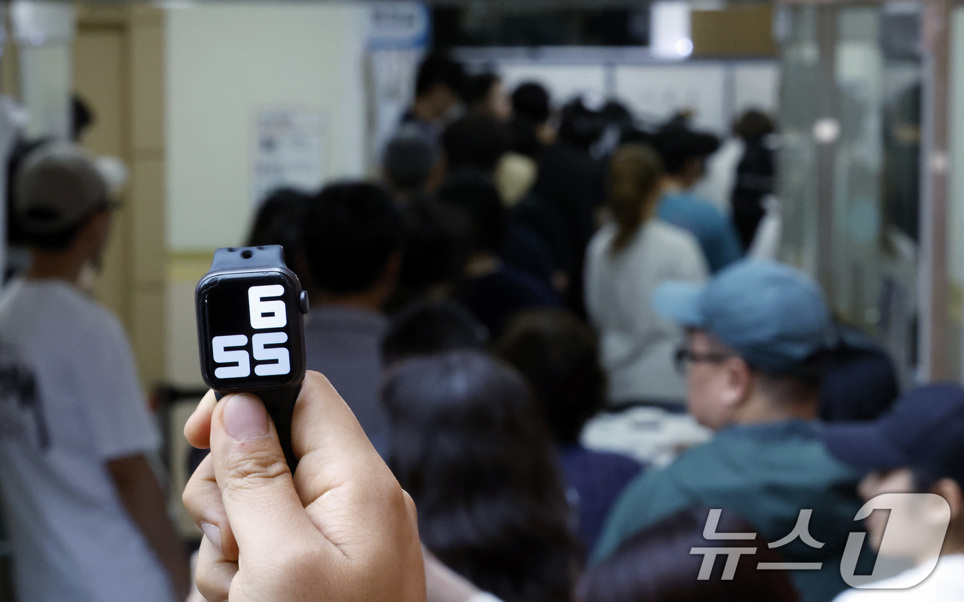 (서울=뉴스1) 박정호 기자 = 제9회 전국동시지방선거일인 3일 서울시 송파구 잠일초등학교에 마련된 잠실2동 제6투표소에서 투표용지 부족 상황으로 인해 유권자들이 오후 6시를 넘겨 …