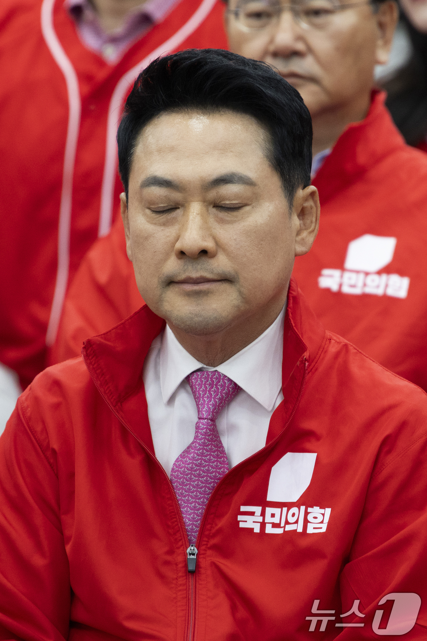 (서울=뉴스1) 국회사진기자단 = 장동혁 국민의힘 대표가 3일 오후 서울 여의도 중앙당사에 마련된 개표상황실에서 지방선거 및 국회의원 보궐선거 출구조사 방송을 지켜보고 있다.  2 …
