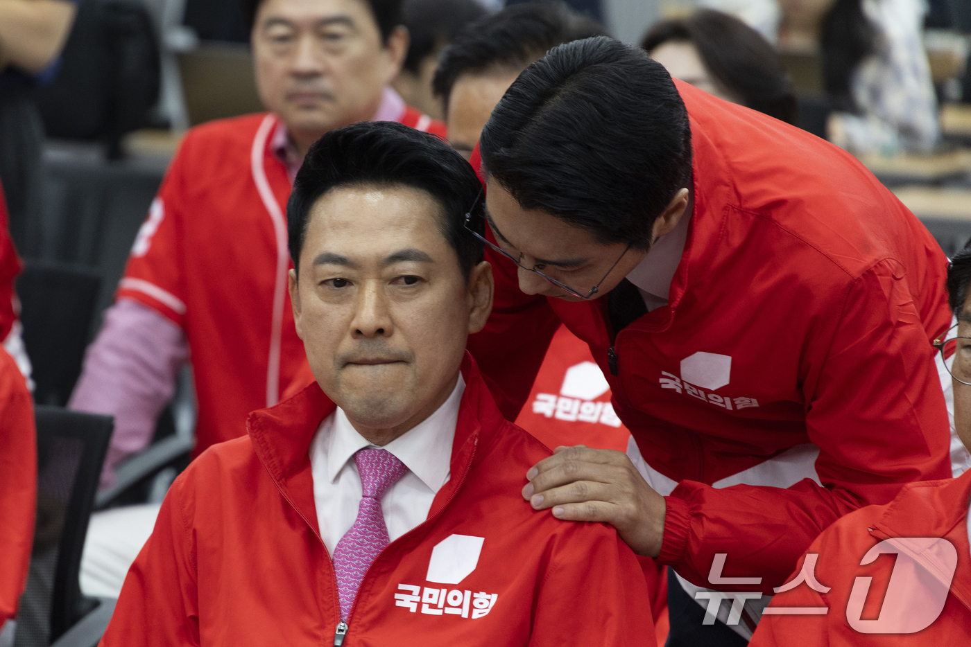 (서울=뉴스1) 국회사진기자단 = 장동혁 국민의힘 대표가 3일 오후 서울 여의도 중앙당사에 마련된 개표상황실에서 지방선거 및 국회의원 보궐선거 출구조사 방송을 지켜보고 있다. 20 …