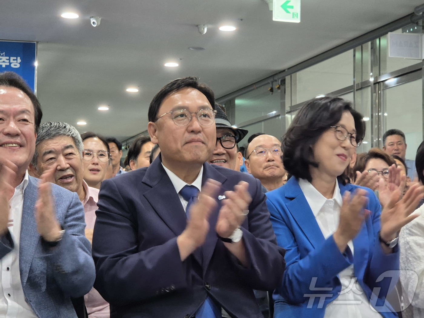 (세종=뉴스1) 장동열 기자 = 제9회 전국동시지방선거 세종시장에 출마한 더불어민주당 조상호 후보가 3일 세종시 나성동 선거사무소에서 출구조사 결과를 지켜본 뒤 기뻐하고 있다. 2 …