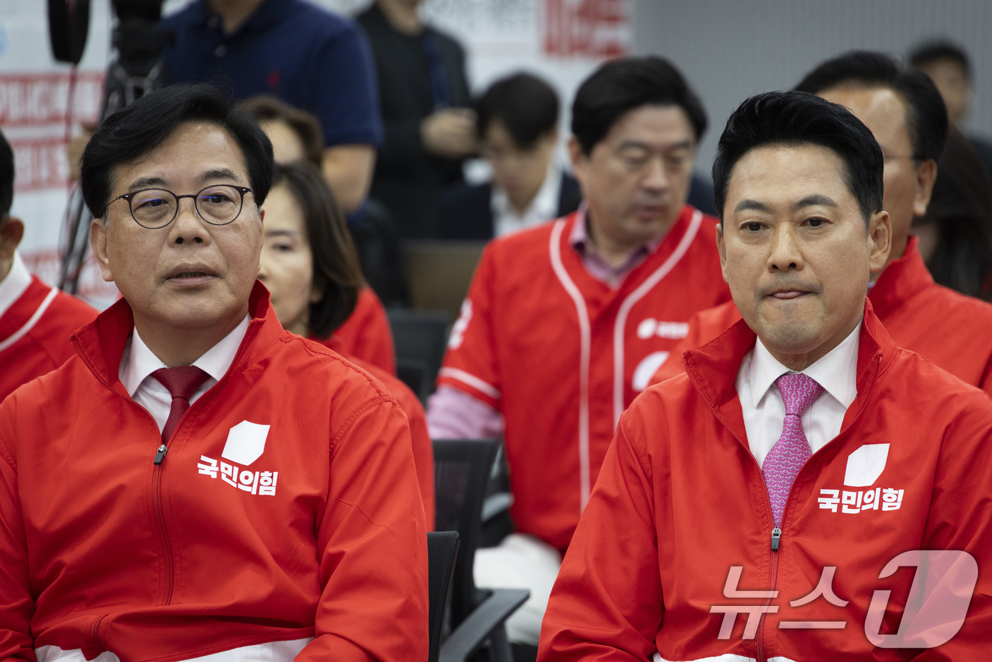 (서울=뉴스1) 국회사진기자단 = 국민의힘 장동혁 대표와 송언석 원내대표가 3일 오후 서울 여의도 중앙당사에 마련된 개표상황실에서 지방선거 및 국회의원 보궐선거 출구조사 방송을 지 …