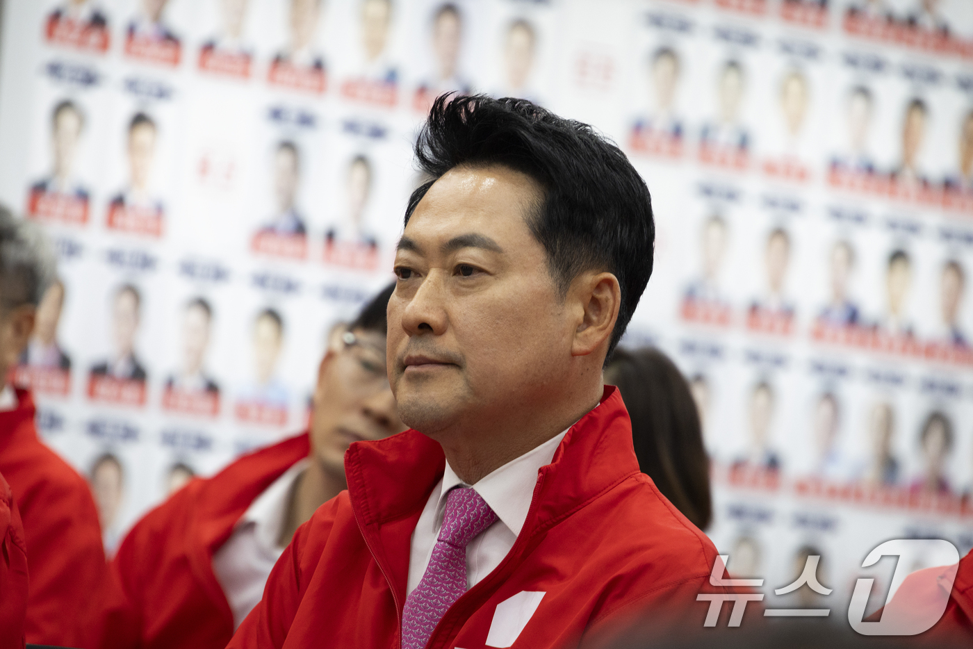 (서울=뉴스1) 국회사진기자단 = 장동혁 국민의힘 대표가 3일 오후 서울 여의도 중앙당사에 마련된 개표상황실에서 지방선거 및 국회의원 보궐선거 출구조사 방송을 지켜보고 있다. 20 …