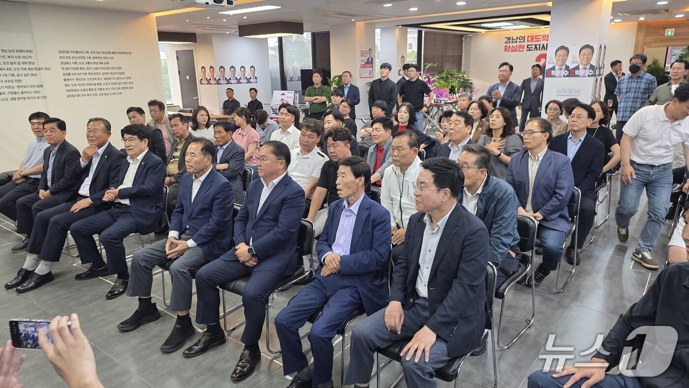 본문 이미지 - 3일 박완수 국민의힘 후보 캠프 사무실에서 당직자와 지지자들이 출구조사를 지켜보고 있다.2026.6.3/뉴스1 강정태 기자