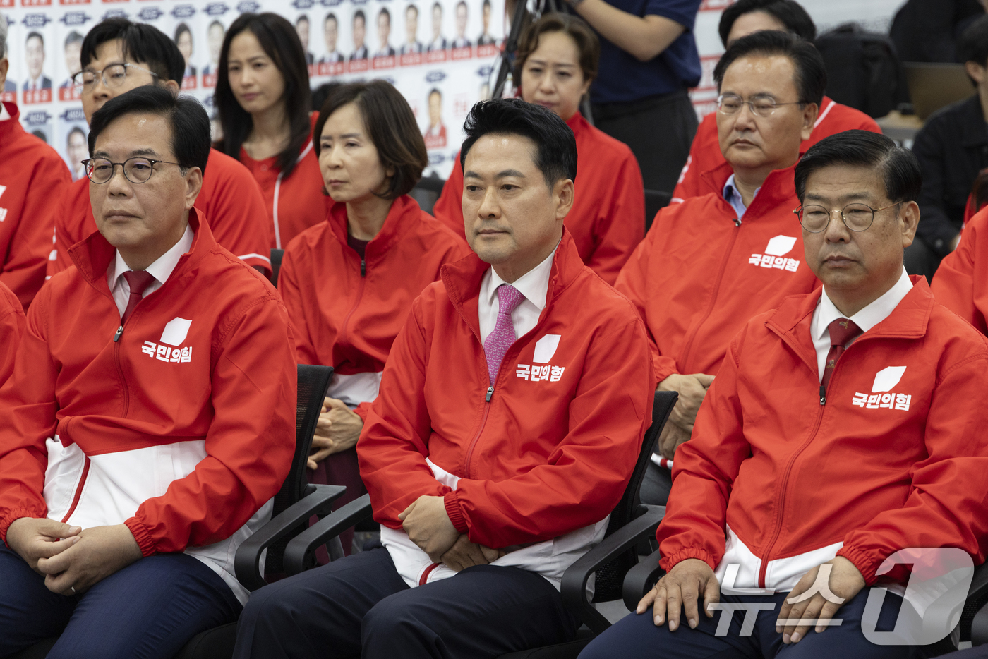 (서울=뉴스1) 국회사진기자단 = 장동혁 국민의힘 대표가 3일 오후 서울 여의도 중앙당사에 마련된 개표상황실에서 지방선거 및 국회의원 보궐선거 출구조사 방송을 지켜보고 있다. 20 …