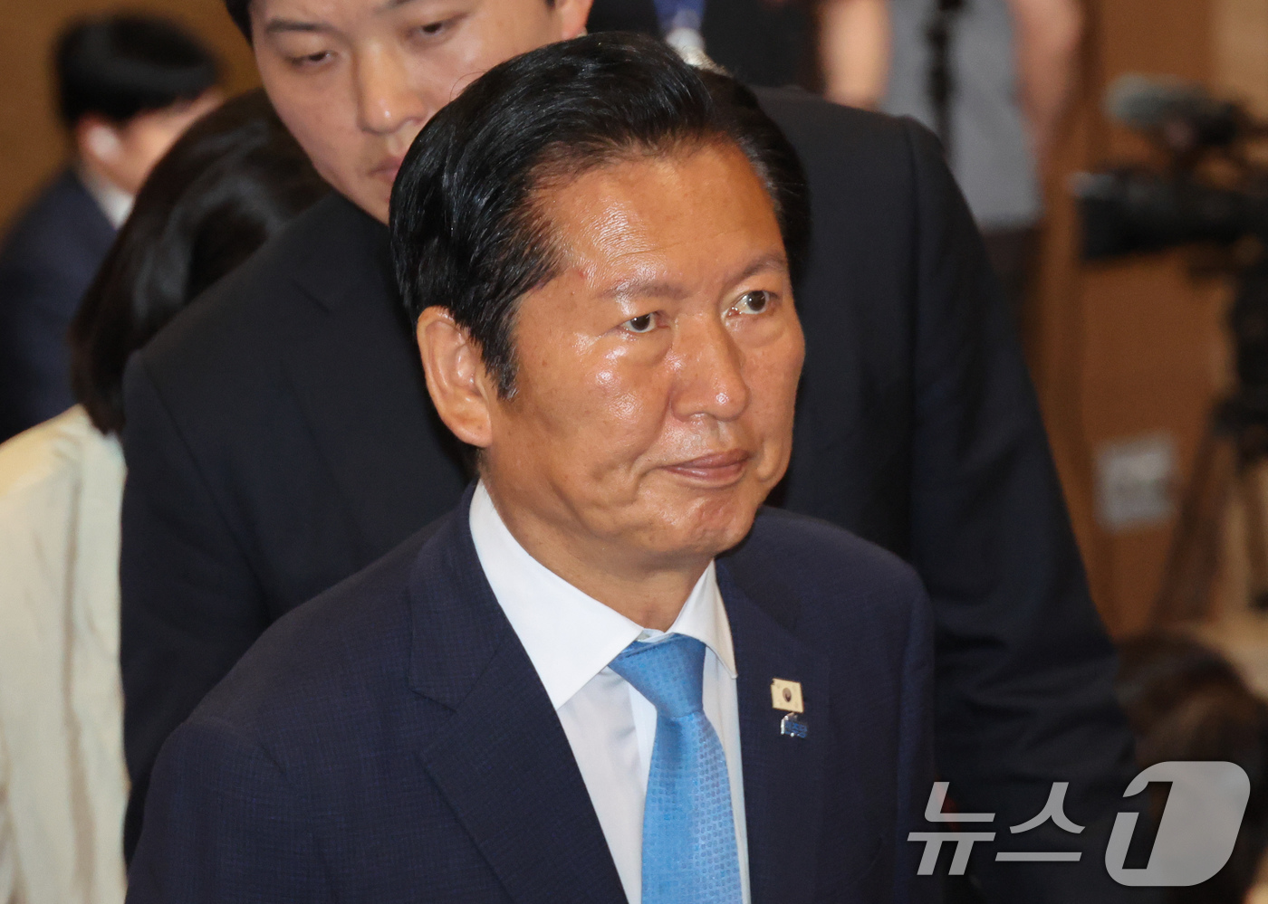 (서울=뉴스1) 유승관 기자 = 정청래 더불어민주당 대표가 3일 서울 여의도 국회 의원회관에 마련된 제9회 전국동시지방선거 및 국회의원 재보궐 선거 개표종합상황실에서 출구조사 결과 …