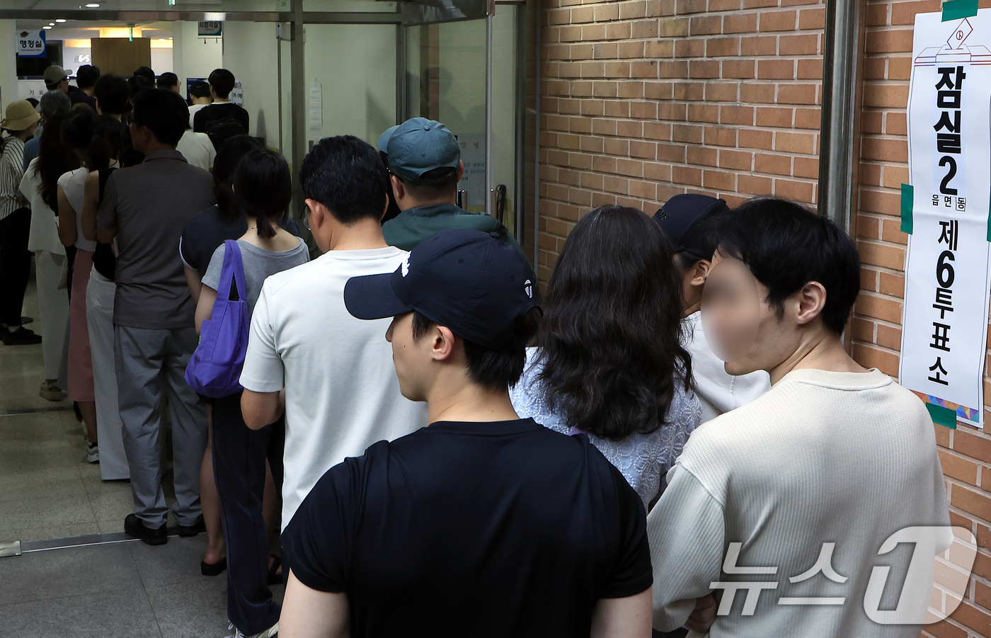 (서울=뉴스1) 박정호 기자 = 제9회 전국동시지방선거일인 3일 서울시 송파구 잠일초등학교에 마련된 잠실2동 제6투표소에서 투표용지 부족 상황으로 인해 유권자들이 오후 6시를 넘겨 …