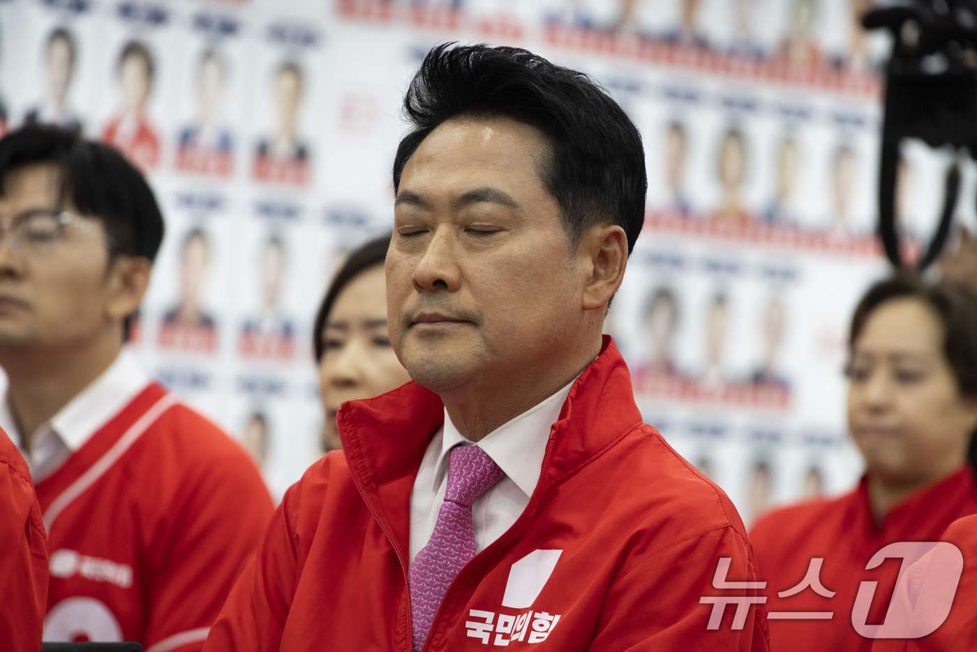 (서울=뉴스1) 국회사진기자단 = 장동혁 국민의힘 대표가 3일 오후 서울 여의도 중앙당사에 마련된 개표상황실에서 지방선거 및 국회의원 보궐선거 출구조사 방송을 지켜보고 있다. 20 …