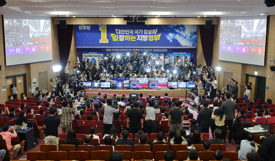 [출구조사]지선 민주 11곳·국힘 1곳 우세, 경합 4곳…평택을·부산북갑 접전