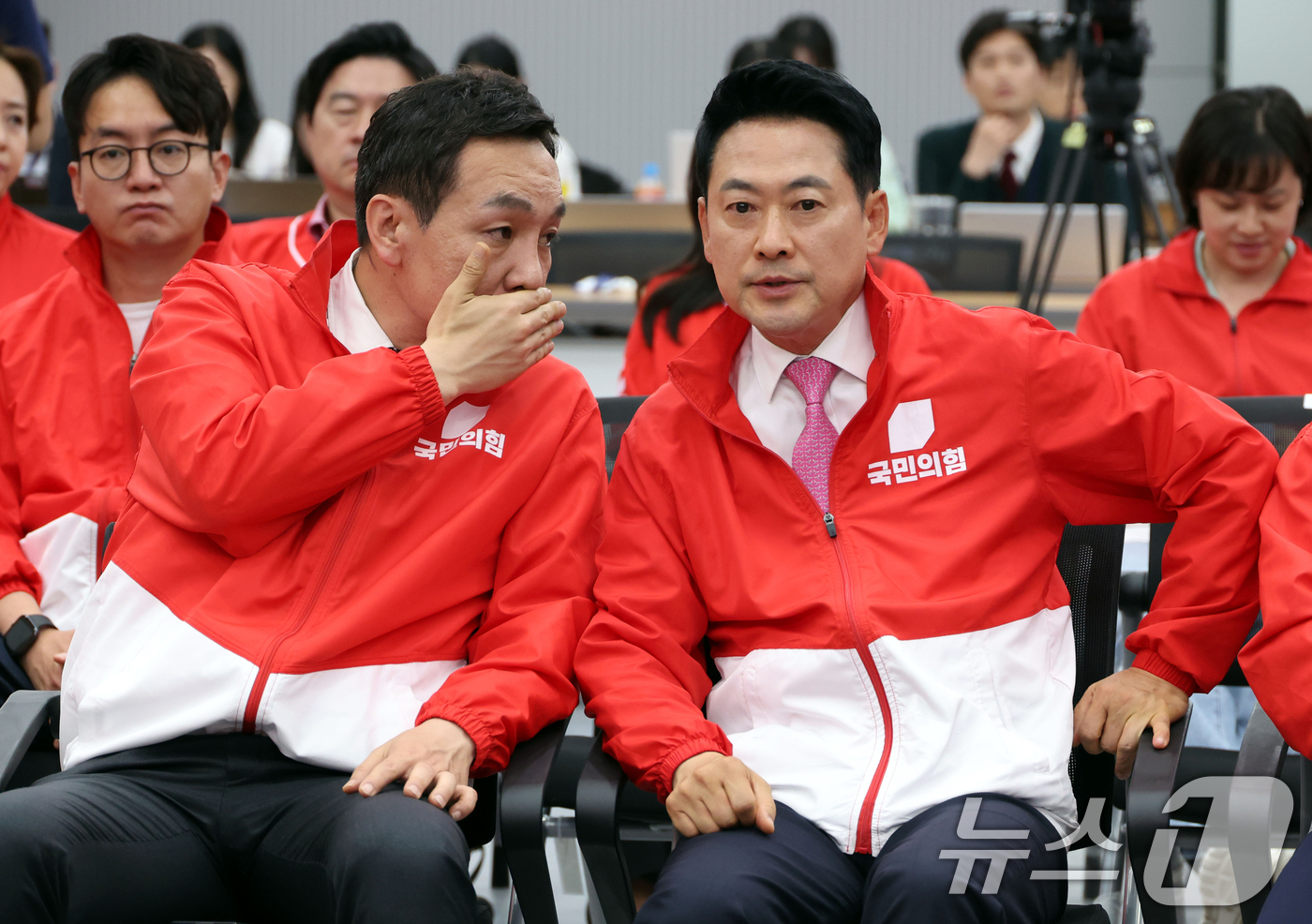 (서울=뉴스1) 국회사진기자단 = 장동혁 국민의힘 대표와 김민수 최고위원이 3일 오후 서울 여의도 중앙당사에서 6·3 지방선거와 재보궐선거 출구조사 결과 방송을 보며 대화를 하고 …