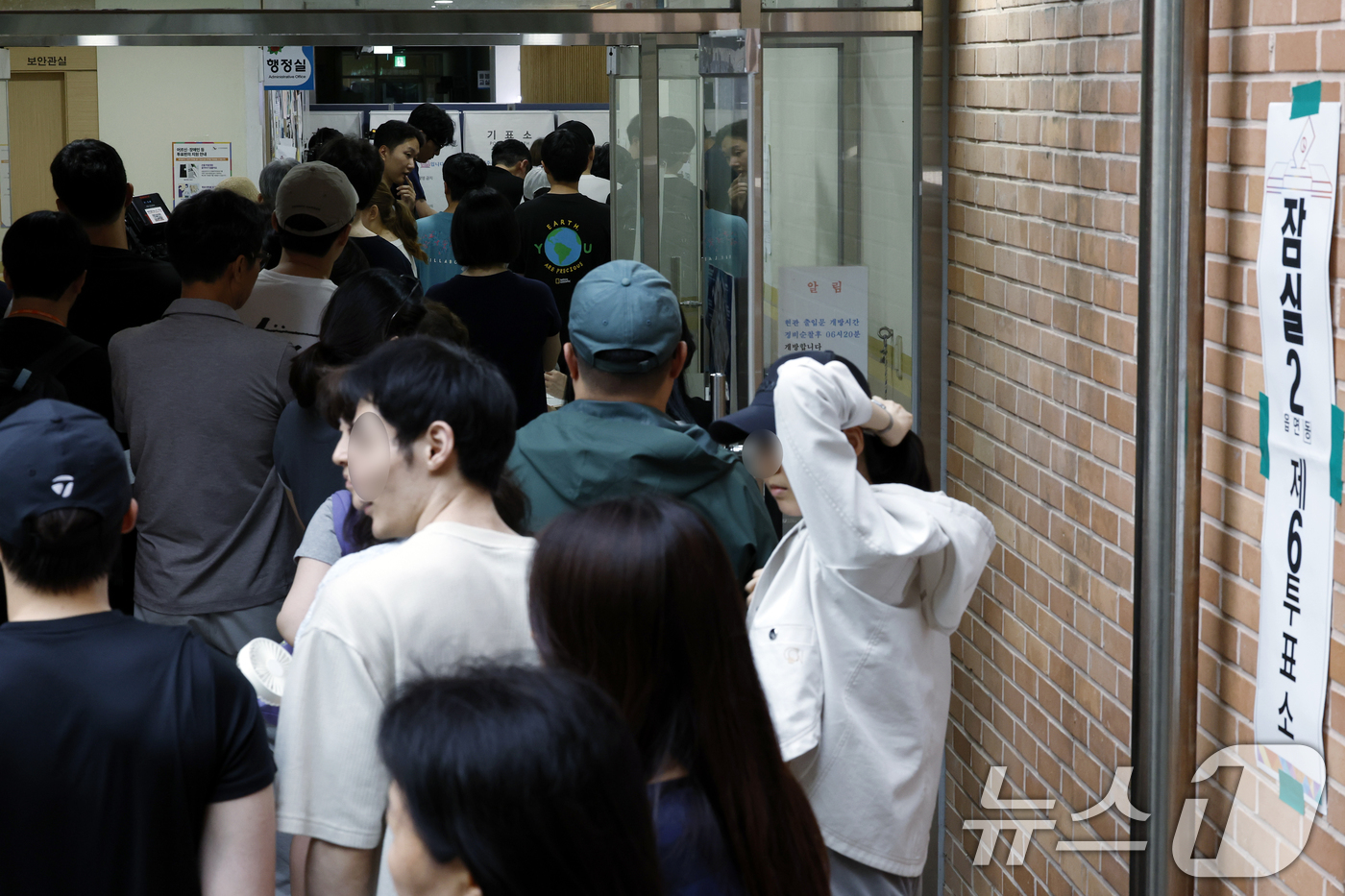 (서울=뉴스1) 박정호 기자 = 제9회 전국동시지방선거일인 3일 서울시 송파구 잠일초등학교에 마련된 잠실2동 제6투표소에서 투표용지 부족 상황으로 인해 유권자들이 오후 6시를 넘겨 …