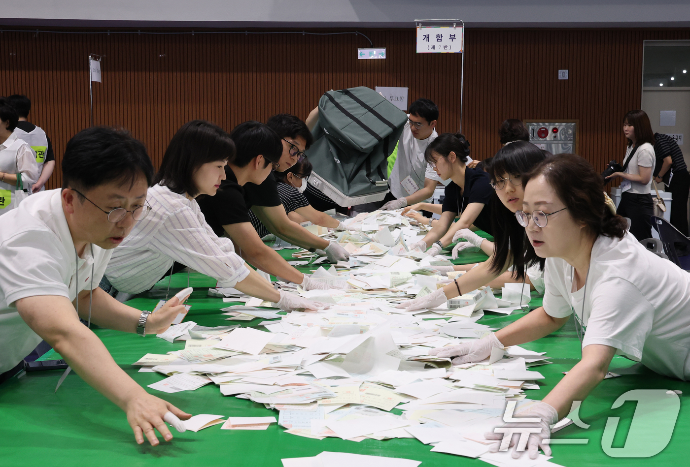 (대전=뉴스1) 김기태 기자 = 제9회 전국동시지방선거가 실시된 3일 대전 중구 한밭체육관에 마련된 개표소에서 개표 사무원들이 투표용지를 분류하고 있다. 2026.6.3/뉴스1