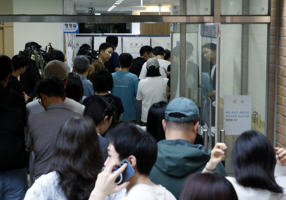 투표용지 부족 초유의 사태 발생…유권자, 관리부실 등 지적