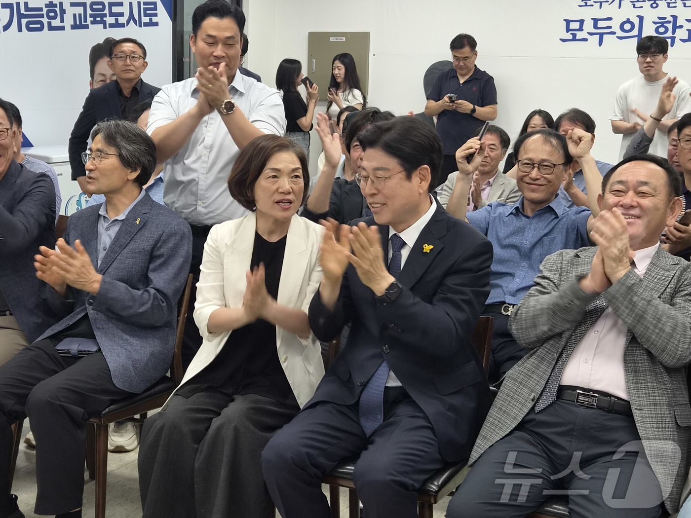 (세종=뉴스1) 장동열 기자 = 임전수 세종시교육감 한 후보가 3일 세종시 나성동 선거사무소에서 출구조사 결과를 지켜본 뒤 박수를 치고 있다. 2026.6.3/뉴스1