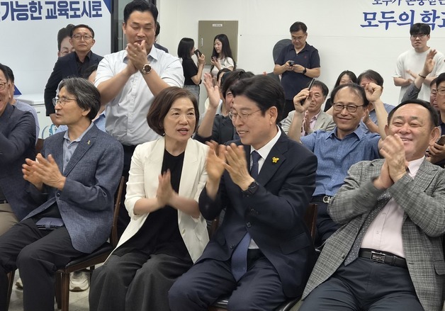출구조사 발표에 기뻐하는 임전수 세종교육감 후보