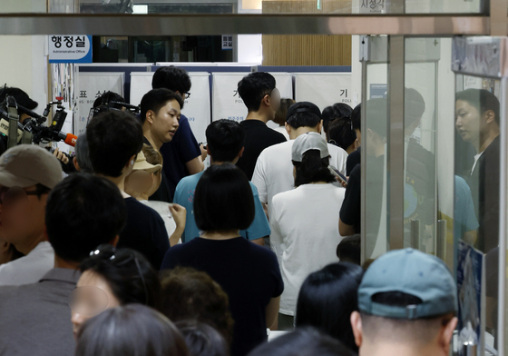 투표용지 부족 사태에 늦은시간까지 이어지는 투표