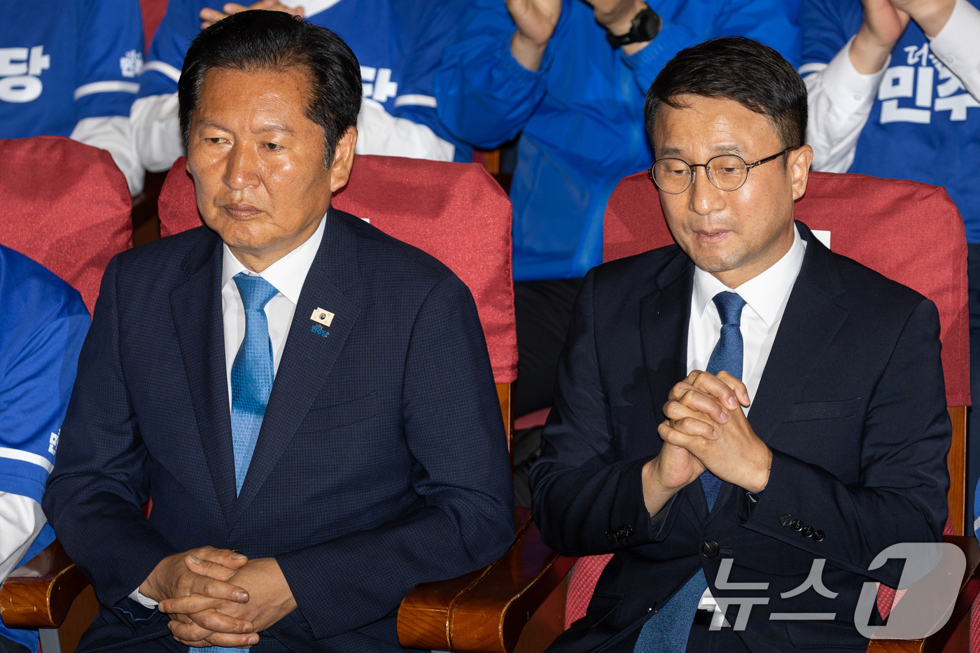 (서울=뉴스1) 유승관 기자 = 정청래 더불어민주당 대표와 한병도 원내대표가 3일 서울 여의도 국회 의원회관에 마련된 제9회 전국동시지방선거 및 국회의원 재보궐 선거 개표종합상황실 …