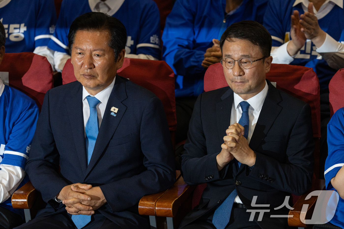 (서울=뉴스1) 유승관 기자 = 정청래 더불어민주당 대표와 한병도 원내대표가 3일 서울 여의도 국회 의원회관에 마련된 제9회 전국동시지방선거 및 국회의원 재보궐 선거 개표종합상황실 …