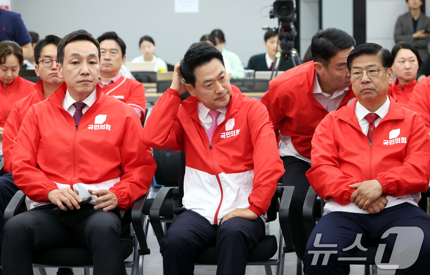 (서울=뉴스1) 국회사진기자단 = 장동혁 국민의힘 대표가 3일 오후 서울 여의도 중앙당사에서 6·3 지방선거와 재보궐선거 출구조사 결과 방송을 보며 머리를 긁적이고 있다 2026. …