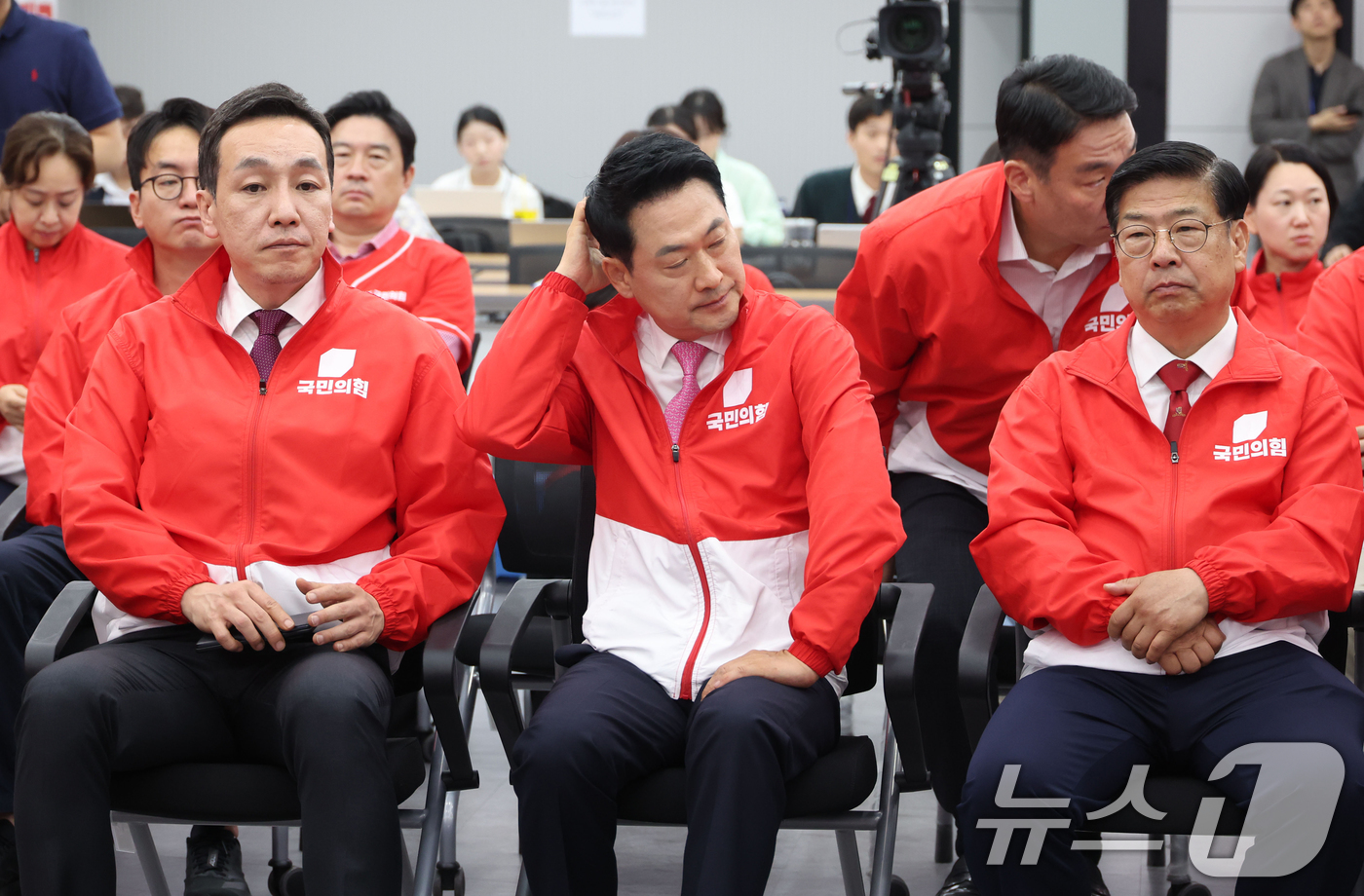 (서울=뉴스1) 국회사진기자단 = 장동혁 국민의힘 대표가 3일 오후 서울 여의도 중앙당사에서 6·3 지방선거와 재보궐선거 출구조사 결과 방송을 확인 후 눈을 감고 머리를 긁적이고 …