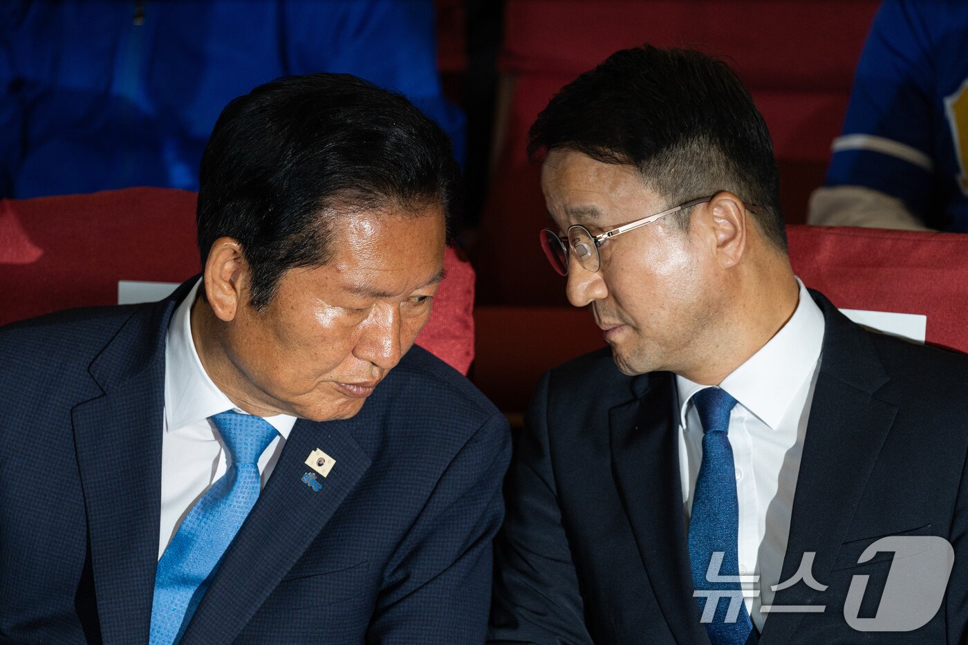 본문 이미지 - 정청래 더불어민주당 대표와 한병도 원내대표가 3일 서울 여의도 국회 의원회관에 마련된 제9회 전국동시지방선거 및 국회의원 재보궐 선거 개표종합상황실에서 출구조사 결과를 기다리며 대화하고 있다. (공동취재) 2026.6.3 ⓒ 뉴스1 유승관 기자
