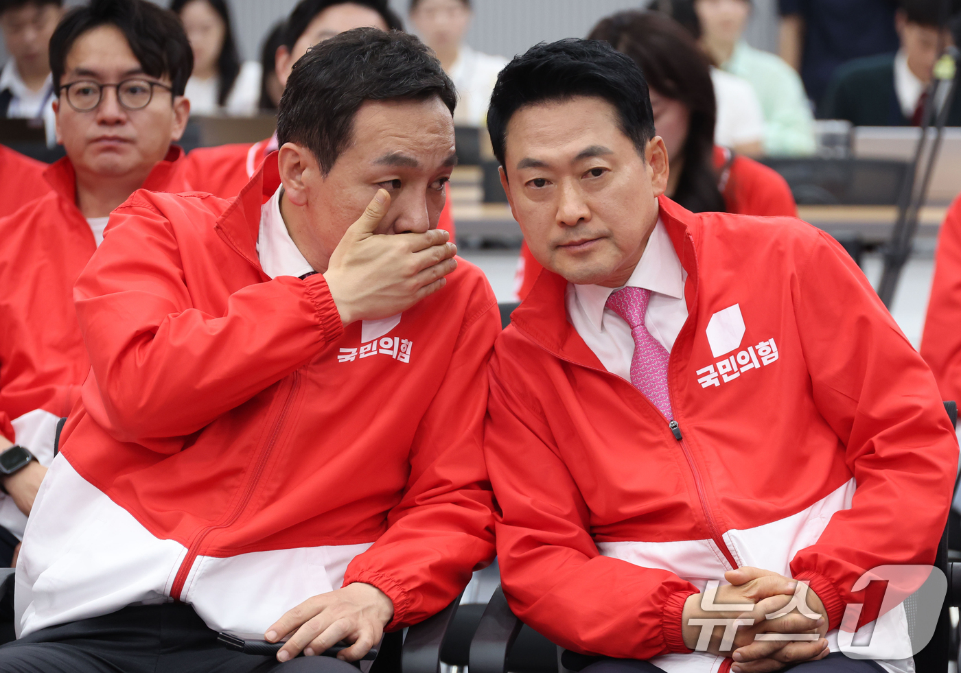 (서울=뉴스1) 국회사진기자단 = 장동혁 국민의힘 대표와 김민수 최고위원이 3일 오후 서울 여의도 중앙당사에서 6·3 지방선거와 재보궐선거 출구조사 결과 방송을 보며 대화를 하고 …